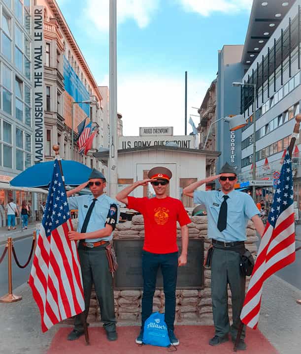 dove si trova Berlino e cosa vedere: foto mia con la maglia sovietica CCCP al Check point Charlie insieme a due soldati americani