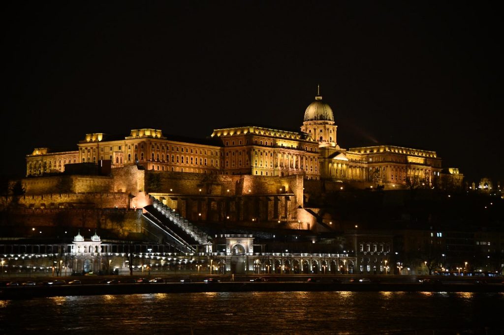 Budapest cose da vedere : Foto del castello a Buda illuminato da bellissime luci.