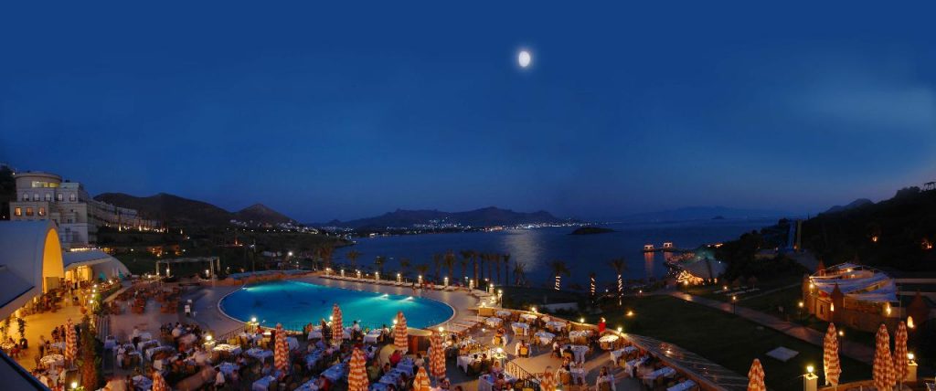 cose da vedere in Turchia: Vista di Bodrum in notturna sulla baia illuminata dalla luna in un resort.