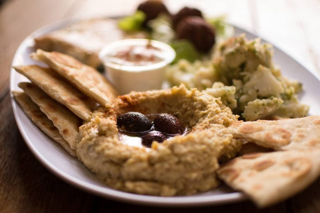 Un tipico piatto israeliano per l'articolo:
Farina di ceci ricetta per la tua cucina più tante altre ricette Hummus.
In questo scatto il pane Pita, la salsa Humus con olive e verdure crude