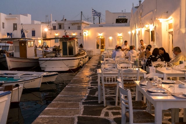 isole greche piu belle : Il caratteristico porticciolo di Milos