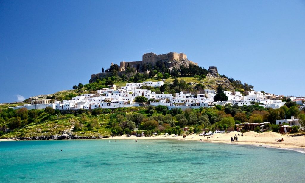 isole greche piu belle : La spiaggia di Lindos a Rodi