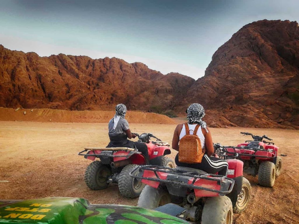 Meteo Sharm el Sheikh quando andare: Foto di un'escursione con quad nel deserto.